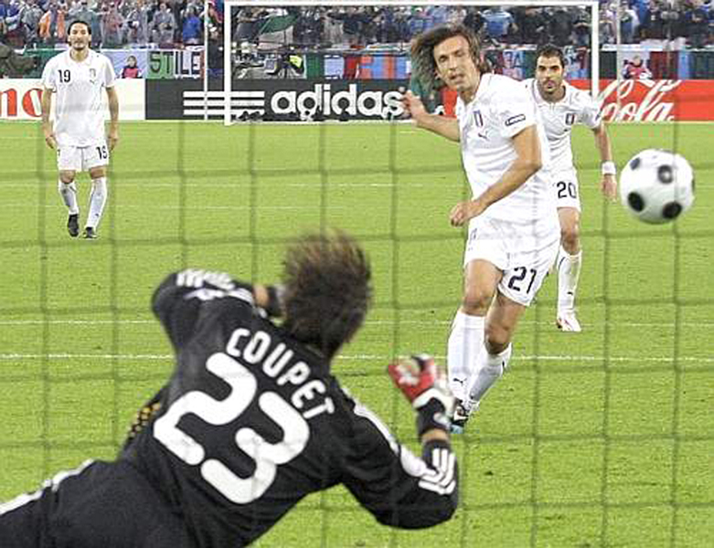 Euro 2008 (22).jpg - Italy's Andrea Pirlo, second from right, scores on a penalty kick during the group C match between France and Italy in Zurich, Switzerland, Tuesday, June 17, 2008, at the Euro 2008 European Soccer Championships in Austria and Switzerland.